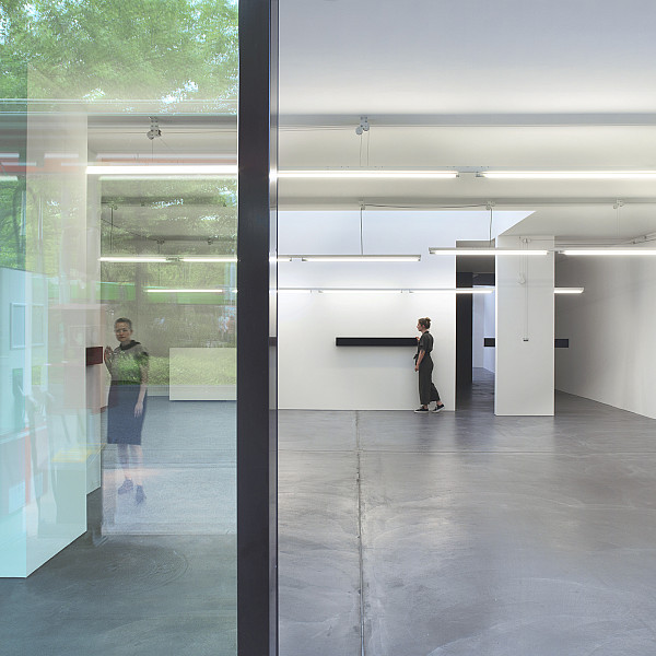 N-02 Aluminum, linear lights, and existing architecture. Dimensions and duration: Variable